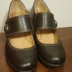 Stylish comfort! Black high heeled Mary Janes